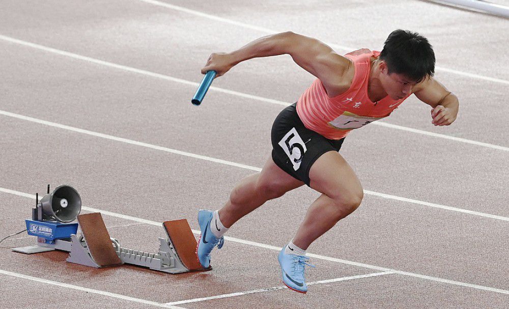 一场充满未知的危险游戏即将开始，无处躲藏的陷阱、连环致命的危局令人胆寒，《密室逃生2》将会给观众带来大银幕超强感官暴击！此次发布的终极预告剧情上承接前作，以“米诺斯”密室游戏中唯一两位生还者佐伊（泰勒·拉塞尔 饰）和本（洛根·米勒 饰）为中心，多位密室逃生的冠军玩家高能集结，再次深陷连环死亡密室，地铁、银行、沙滩、街道处处暗藏陷阱防不胜防，嘶吼、尖叫、恐惧、绝望无法抵挡！真实世界的杀局一触即发